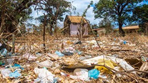 Dans les quartiers du sud et de l’ouest de la ville d’Antsiranana, les déchets en plastique sont partout