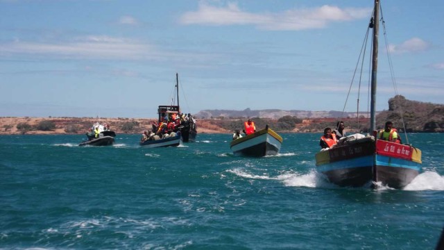 Un cortège formé par des embarcations appartenant aux différents corps de métiers ayant pour objet la mer s’est rendu dans la baie de Diego Suarez pour une cérémonie de dépôt de gerbes en mer en l’honneur de la mémoire des disparus. 