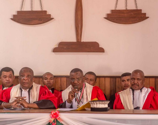 Jaozara Florent (au centre), magistrat de premier grade est le nouveau Premier Président de la Cour d’Appel d’Antsiranana depuis le 4 septembre