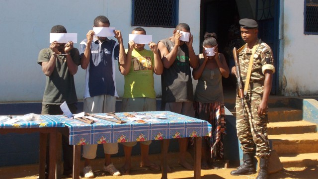 Présentation au Camps Pardes de la Gendarmerie d'Antsiranana des suspects arrêtés pour le double meurtre du couple franco-malgache Thorin-Razafindrazanabary, ainsi que  le materiel saisi