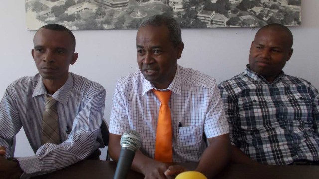 Le maire Dajavojozara Jean Luc Désiré (au centre), au vu de toutes les difficultés rencontrées depuis son élection parle d'acharnement
