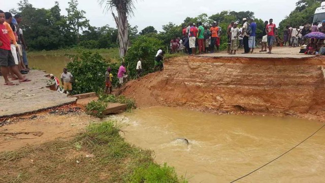 Un taxi brousse a failli être emporté par l’eau dimanche quand la route s'est effondrée