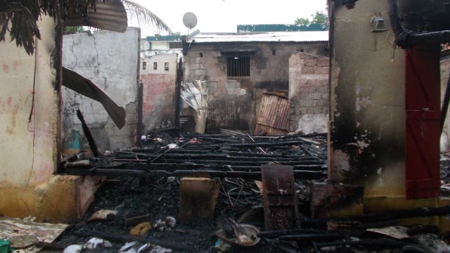 Il ne reste plus que quatre murs de la maison de six pièces située Place Kabary après l'incendie
