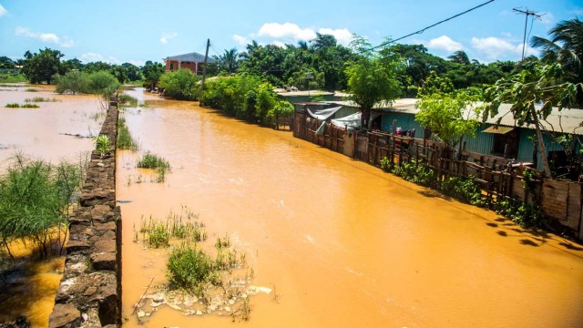 Après plusieurs semaines de pluies, les eaux ont monté et inondé les quartiers de l’ouest et du sud de la ville de Diego Suarez
