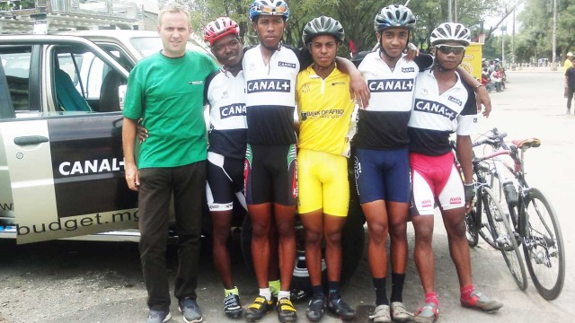Trois des cinq coureurs de l’équipe Canal+ entraînés par Christophe Graire (à gauche) sont originaires de la DIANA. Parmi eux, Josoa François Juvelin (2e en partant de la gauche) a montré un potentiel très prometteur