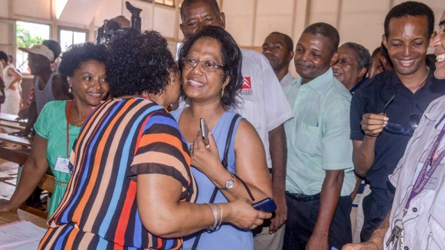 Cecile Manorohanta félicitée par ses pairs après sa réélection à la présidence de l'UNA