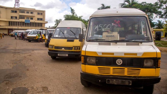 Les chauffeurs et receveurs de bus (Ambalavola-Centre ville) ont organisé une manifestation car le permis de conduire de six d’entre eux ont été temporairement retirés suite à des surcharges