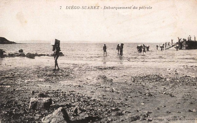 Les conditions de travail des dockers à Diego Suarez en 1903 n’étaient pas des plus confortables...