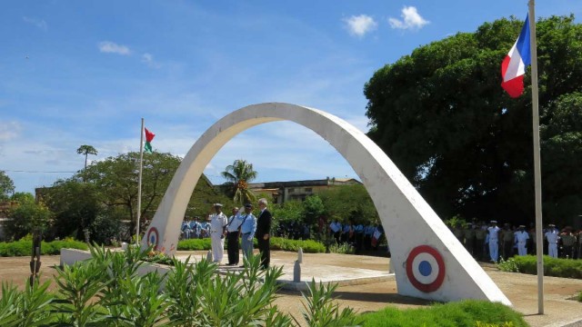 Dépôt de gerbes sur le monument aux morts du cimetière paysager militaire français de Diego Suarez 