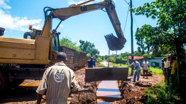 la Compagnie Salinière de Madagascar, après avoir mis ses engins à la disposition de la municipalité pour évacuer des ordures qui s’accumulaient, est à nouveau intervenue pour creuser des tranchées d’évacuation et permettre l’assèchement de quartiers inondés