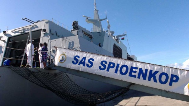 Avant d’atteindre le port d’Antsiranana pour une escale du 15 au 18 mars, le bâtiment SAS Spioenkop était en Inde où il participait à l’exercice Ibsamar V qui est un exercice maritime multinational interarmées réservé aux forces de défense indienne, brésilienne et sud-africaine