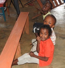 Alors qu’en Europe, chaque handicap est séparé avec une attention toute particulière pour les autistes, à Madagascar cette mixité et cette intégration au sein même de l’école permet aux enfants de sortir de leurs isolements et de faire des progrès très rapidement