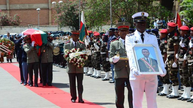 La dépouille mortelle du Professeur Zafy Albert a quitté Antananarivo le 16 octobre pour être inhumée le 21 octobre à Betsiaka