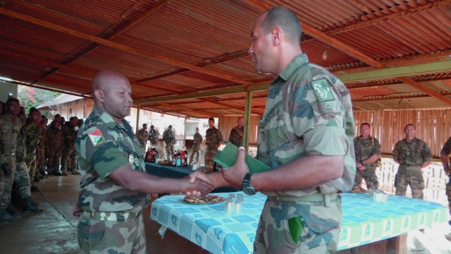 Après des années d’interruption, la coopération militaire bilatérale entre les armées malagasy et française a repris depuis 2014 et se raffermit
